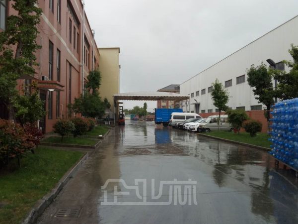 实体砖墙标准仓库,24小时可以挂车进出,有货梯