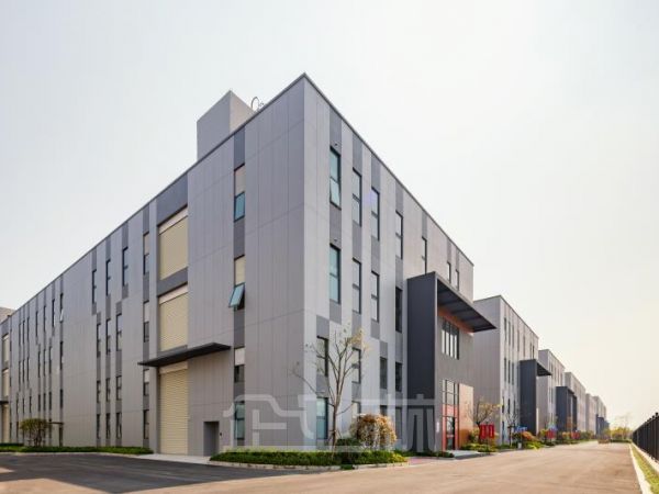 宝山罗泾新建产业园7.2米层高带货梯6778平四层厂房出租