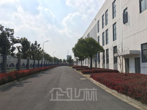 松江工业区 104板块 一局三火车头厂房4700平 6栋