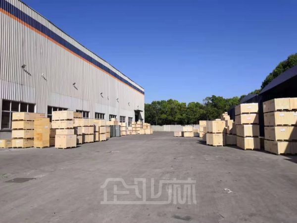 松江新浜镇独门独院单层厂房出租面积8100平,104板块,全新环氧地坪,空地大,可分租