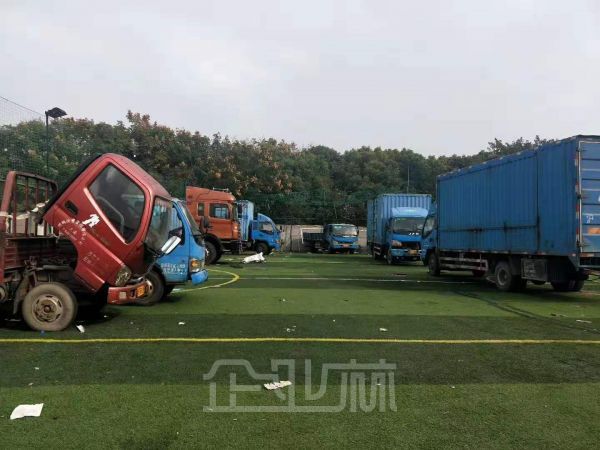 出租：松江九亭土地2333平 草坪已做好可做足球场 价格35万每年！！