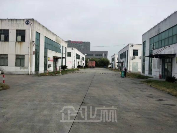 松江新桥厂房出租面积2630平,卸货平台,产证齐全,厂房形象佳