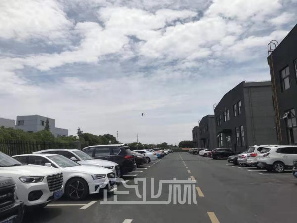 松江九亭独立层1300㎡厂房出租,层高6米,104板块,有停车场大车好进出,450KVA电量