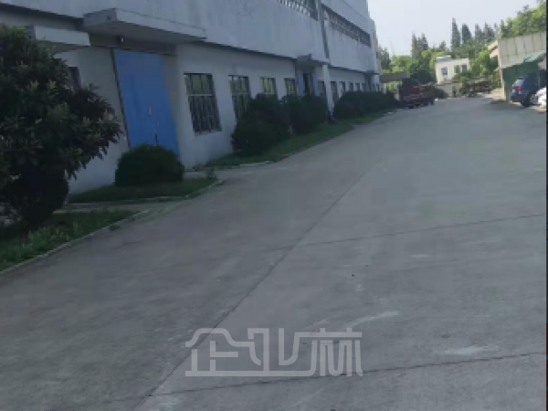 出租:奉贤区奉城租独门独院8000平方车间,6亩空地,带多部行车,超长货车可到车间,层高10米,火车头形式!