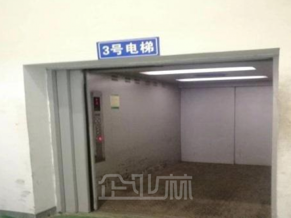 出租:浦东新区高桥镇5000平多层厂房 104板块 层高7.2米 价格1.1元每平天 带行车!