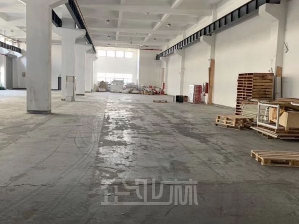 出租:松江开发区104地块2000平火车头厂房!带行车!!