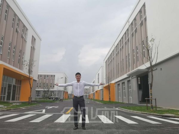厂房正门图