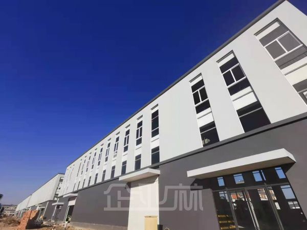 单层钢结构,层高12米,宽24.9米,中间无立柱,可架10吨行车,有独立办公